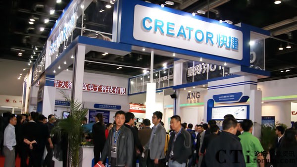 CREATOR快捷展臺(tái)前人頭攢動(dòng)