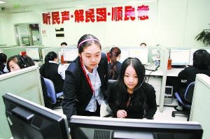 記者在96156社區(qū)服務(wù)熱線(xiàn)接線(xiàn)員左的指導(dǎo)下接聽(tīng)市民來(lái)電